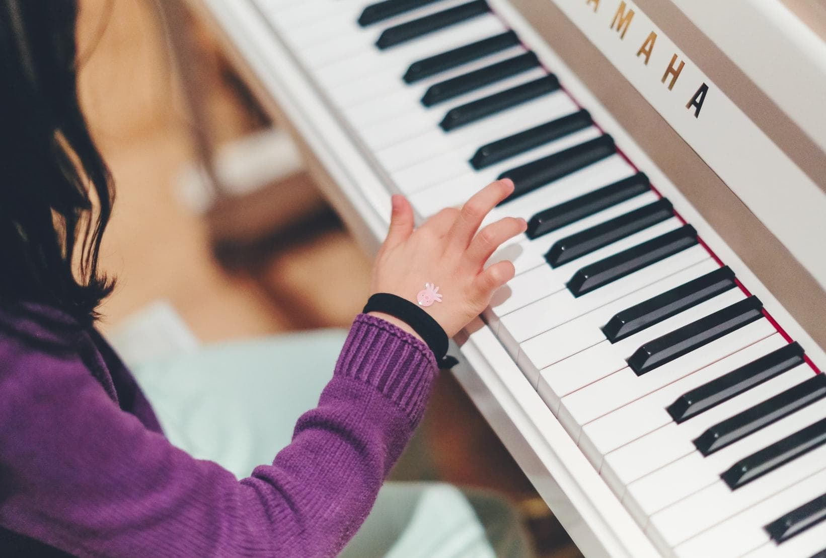 enfant débutant au piano, débutant au piano, piano neuf, piano non usé, piano peu utilisé, achat de piano